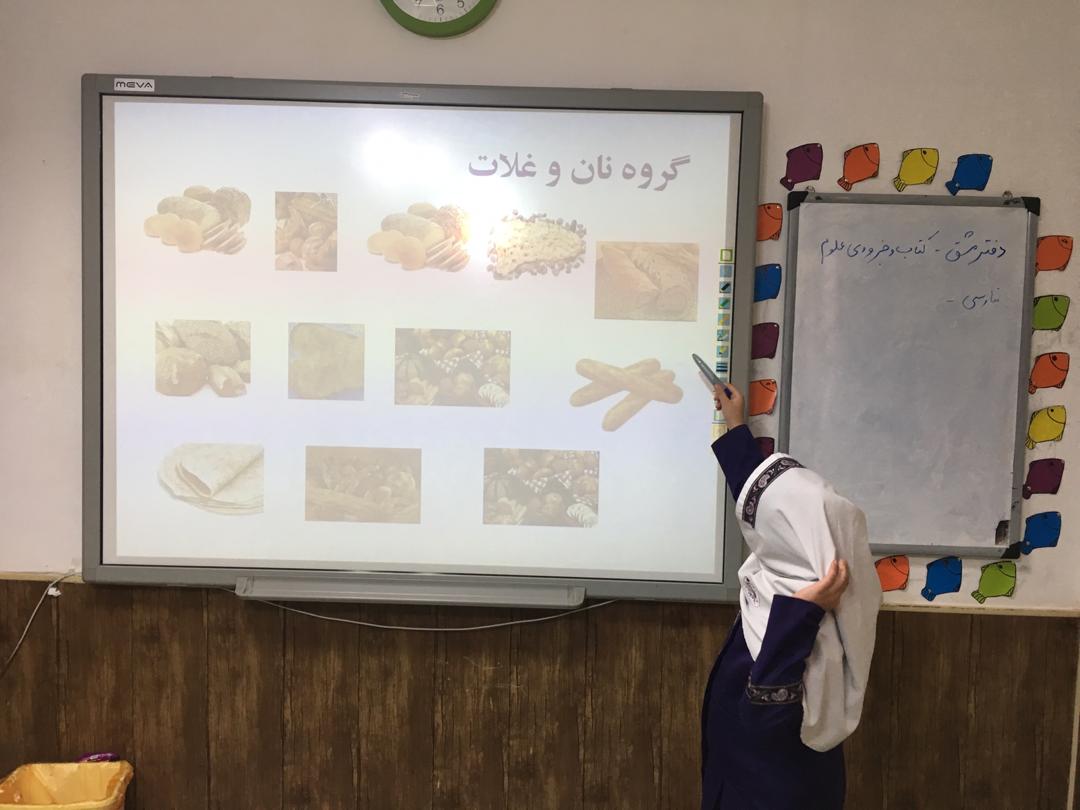 کنفرانس هلیا رسولی در مورد فواید مواد غذایی و پذیرایی از دوستانش